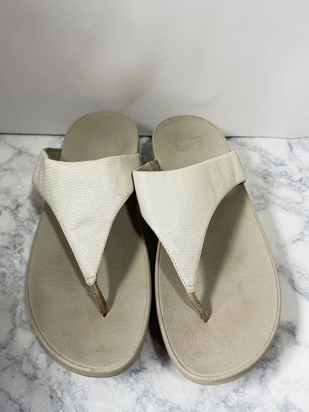 Fitflop Lulu sliver white metallic reptile shimmer thing sandals size 10